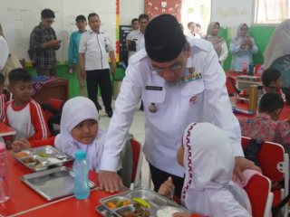 SPPG Purus Salurkan Makan Bergizi Gratis untuk 2.331 Siswa di Padang Barat