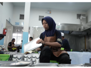 Harap MBG Berlanjut Terus, IBU : "Cuma di Sini Saya Bisa Ditampung Kerja"